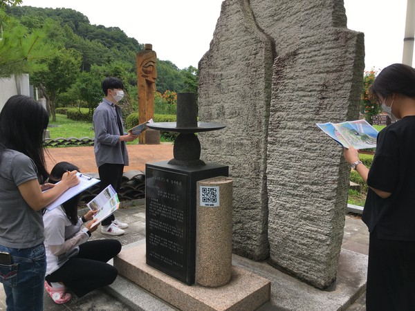 대전지역 대학생들이 뿌리공원에서 성씨조형물을 직접 살펴보며, 기록화 작업을 수행하고 있다./©중구청