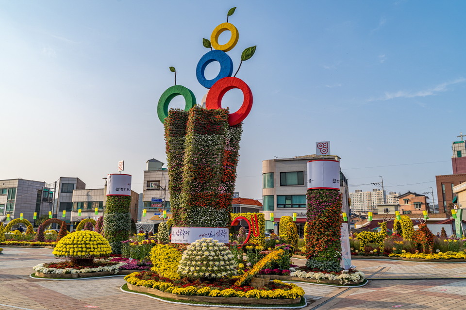 충남 예산군이 예산장터삼국축제를 비롯한 예당호 출렁다리, 예산사과 등 지역의 우수한 관광자원과 농·특산물을 홍보한다./ⓒ예산군청