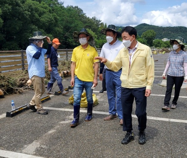 8일 뿌리공원 우천 피해 현장을 찾은 박용갑 청장이 피해 현장을 둘러보고 있다./©중구청