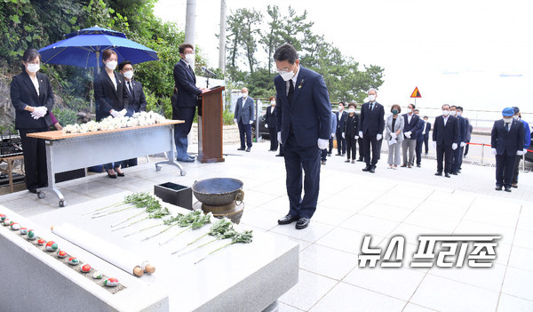 권오봉 여수시장이 특별법 통과 다음 날인 6월 30일 오전 유가족들과 함께 여순사건 희생자 위령비를 찾아 분향하고 있다 / ⓒ 강승호 기자