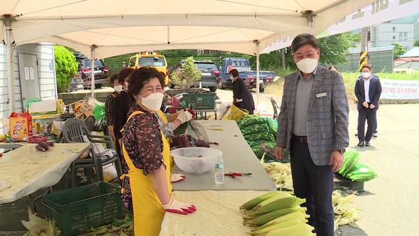 고성옥수수축제가 열린 9일 백두현 고성군수가 옥수수 현장판매장을 둘러보고 있다. 고성군