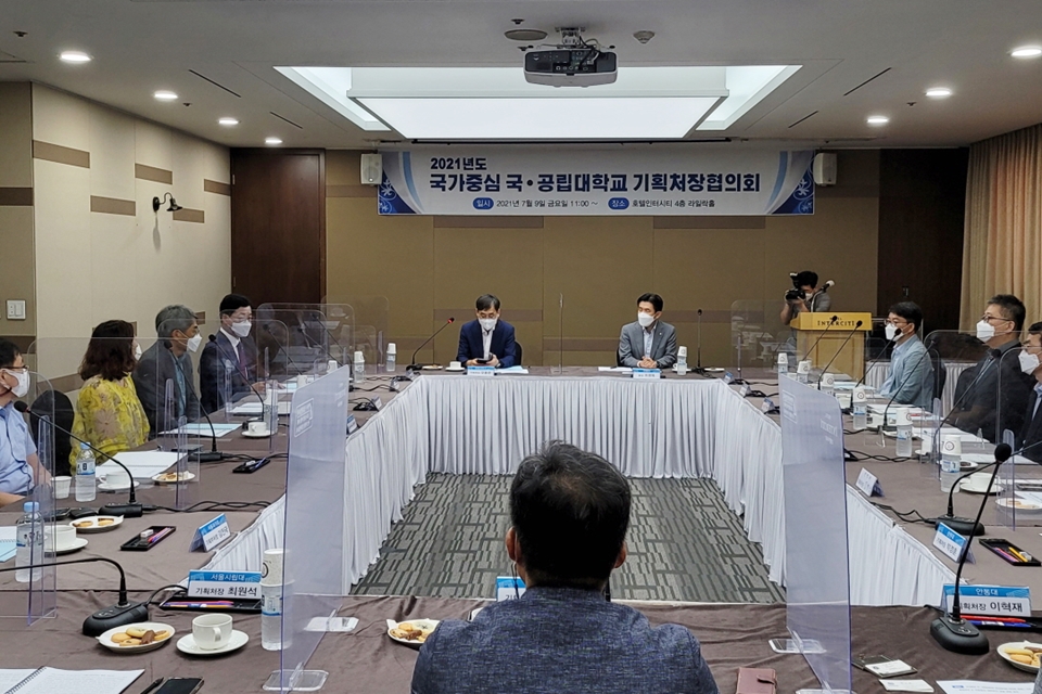 국립 한밭대학교(총장 최병욱)는 9일 ‘국가중심 국·공립대학교 기획처장협의회’를 대전서 열고, 국가균형발전을 위한 '지역사회 기반 혁신 교육모델 개발 공동 정책연구'를 추진키로 했다./ⓒ한밭대학교