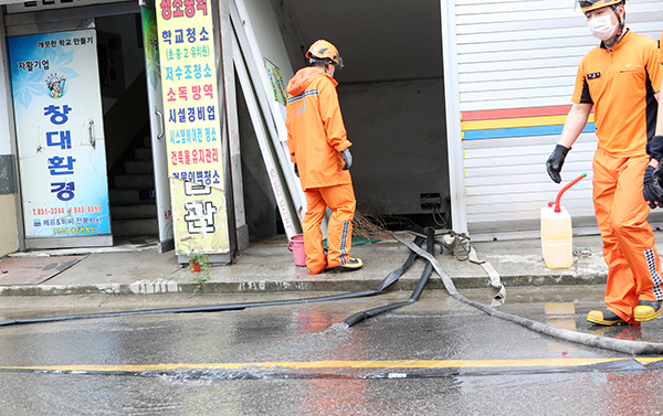 지난 5일 집중호우로 침수 피해를 본 전북 익산시 창인동 일대 상가들이 8일 새벽 내린 비로 또 다시 물에 잠긴 가운데 소방대원들이 지하 상가의 물을 빼내고 있다.