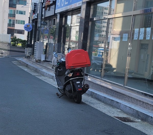 창원시내 번호판 없는 오토바이 단속을 피해 밤이면 배달일을 하면서 도로을 폭주하고있어 시민들의 불안해 하고있다.= 차재욱 기자