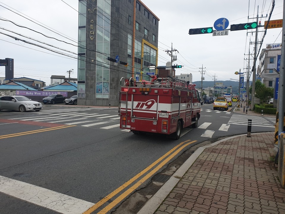 지난 6일 열린 시연회에서 소방차가 ‘긴급차량 우선 신호시스템’이 설치된 교차로를 통과하고 있다./ⓒ충남도청