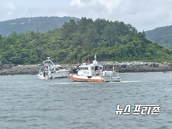 여수해경 경비함정은이 좌초된 모터보트를 종화동 해양공원 선착장으로 예인하고 있다 / © 강승호 기자