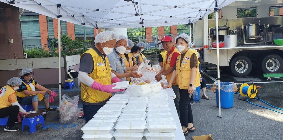 대한적십자사봉사회 중구지구협의회(회장 조성갑)는 13일 오전 대한적십자사 대전ㆍ세종지사에서 '소외계층을 위한 삼계탕 나눔행사'를 열고 관내 장애인과 홀몸어르신, 다문화가정에게 150명분의 삼계탕과 김치를 전달했다./ⓒ정종훈 대전 중구의원