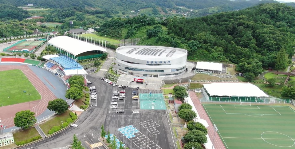 충남 예산군은 예산종합운동장 내 다목적구장 및 풋살구장에 대한 시설보강을 완료하고 오는 15일부터 새롭게 문을 연다./ⓒ예산군청