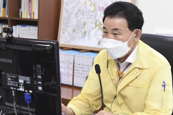 13일 대전 중구청장 집무실에서 박용갑 청장이 폭력예방 교육을 받고 있다./©중구