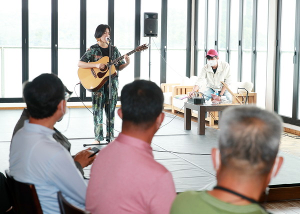 지난 4일 이원면 새섬리조트에서 운영한 ‘태안 한 달 살기 프로그램’ 모습./ⓒ태안군청