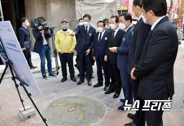 정세균 총리와 김경수 경남지사가 창원시 마산합포구 오동동 3.15의거 발원지에서 3.15의거 발원지 상징공간 조성사업에 대한 설명을 듣고 있다.경남도