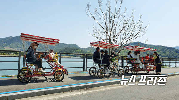 섬진강끝들마을 아트자전거 체험장에서 가족단위의 관광객들이 ‘소확행’의 여유를 즐기고 있다 / ⓒ 김영만 기자