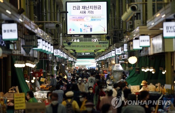 1차 재난지원금은 지난해 봄 '소멸성 지역화폐' 형식으로 지급됐다. 당시 많은 시민들이 재난지원금을 소비하기 위해 시장에 들렀다. 사진=연합뉴스