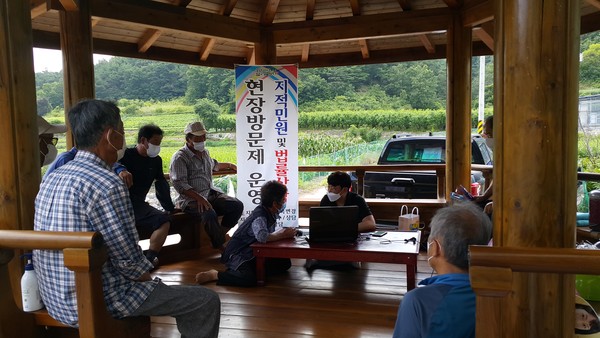 군위군은 14일 의흥면 신덕2리 마을회관을 방문하여 찾아가서 해결해주는 지적 민원 현장방문제 운영했다. /ⓒ군위군청