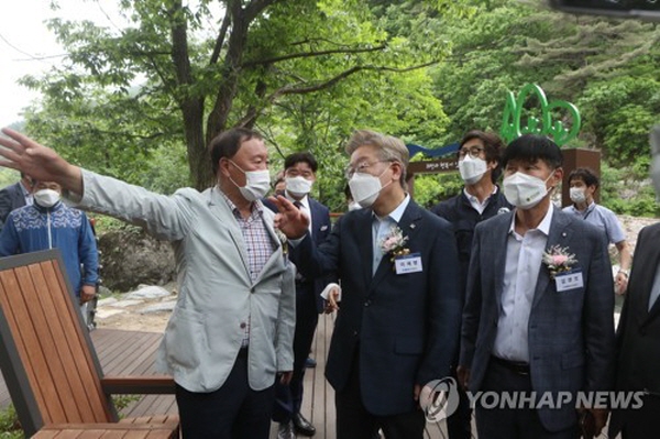 이재명 경기지사는 '계곡 정비사업' 당시 불법 시설물 운영자들을 향해 '자진철거 안 하면 처벌하되, 자진 철거하면 지원해주겠다'는 메시지를 던진 뒤, 그래도 버티면 읍참마속 하듯이 가장 강하게 저항하는 몇 군데를 골라서 부셨다고 밝혔다. 사진=연합뉴스