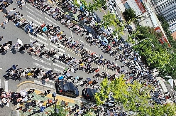 지난달 29일 대구 이마트 월배점 코로나19 확진자 발생 관련해 시민들이 진단검사를 받고 있는 모습