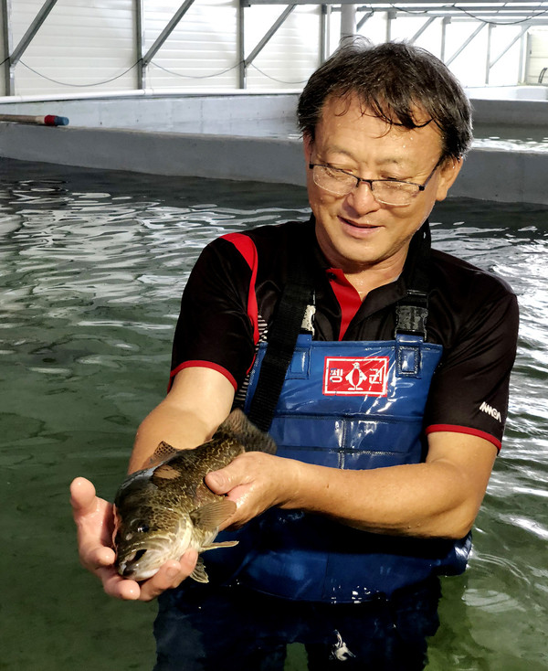 산청 김진규 한국쏘가리연구소 소장과 다 자란 양식 쏘가리   ⓒ 산청군.