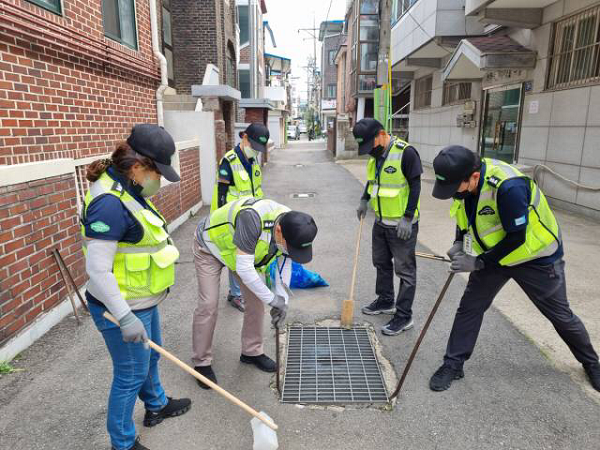 산본1동 경기행복마을관리소 지킴이들의 빗물받이 청소 및 소독작업 (사진=군포시)