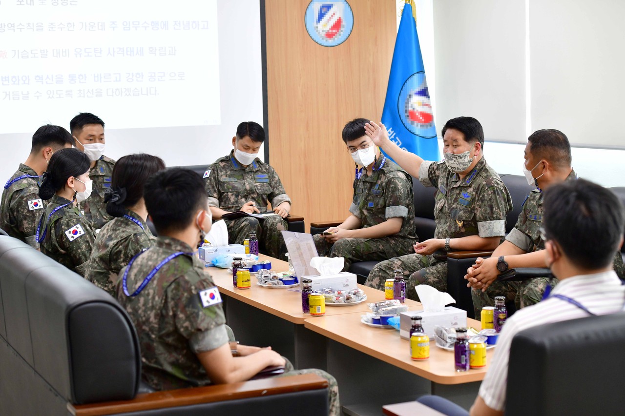 박인호 공군참모총장이 17일 방공공유도탄사령부 예하 제8630부대와 방공관제사령부 예하 제8145부대를 방문해 방역관리와 대비태세를 점검하고, 임무완수에 최선을 다하고 있는 장병을 격려했다./ⓒ공군