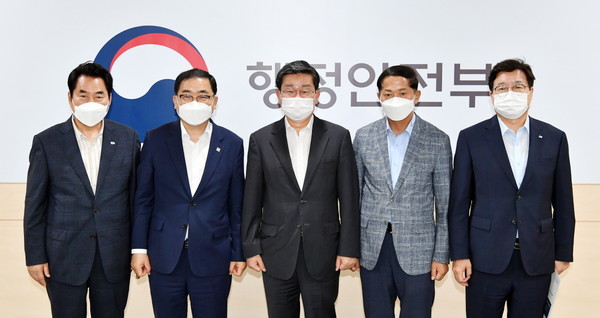 2022년 특례시를 앞둔 4개 지방자치단체장들이 전해철 행정안전부장관을 만나 면담 진행 후 기념사진을 촬영하고 있다(사진=고양시).