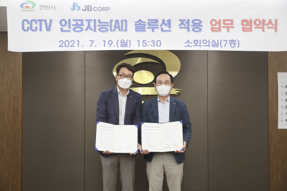 왼쪽부터 한권희 JB 주식회사 대표이사, 박상돈 천안시장./ⓒ천안시