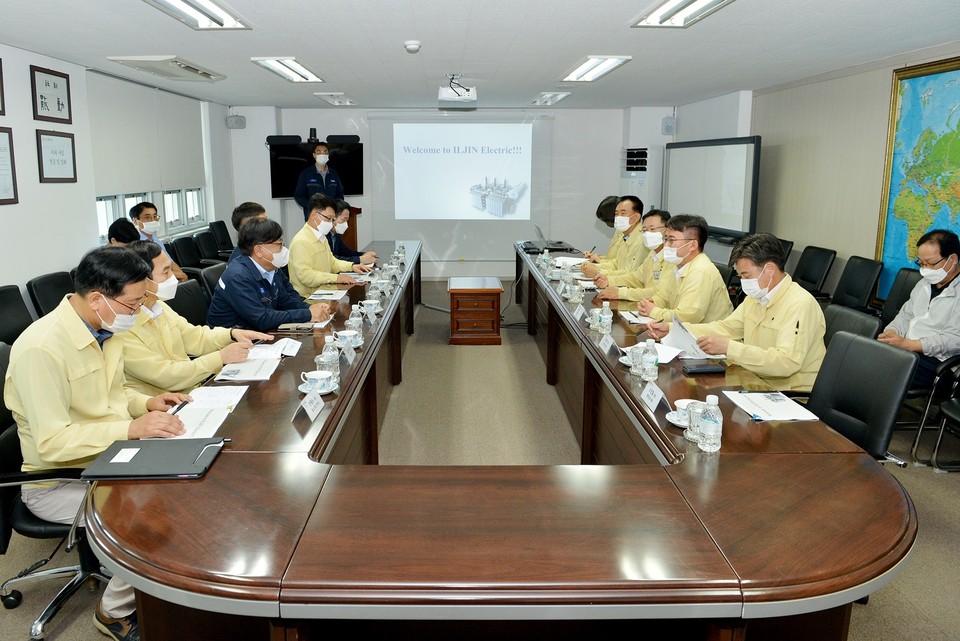 충남도의회 기획경제위원회(위원장 안장헌) 소속 의원들은 20일 도내 중견기업인 홍성 일진전기와 예산 오텍을 방문하고 충남소상공인연합회와 간담회를 가졌다./ⓒ충남도의회