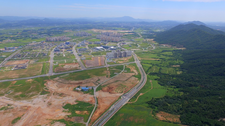 충남 예산 수암산 쪽에서 바라 본 내포신도시 전경. 사진 우측 산 아래 녹지 부분이 퍼블릭 골프장 및 골프빌리지 부지다.(2017년 항공사진)./ⓒ충남도청