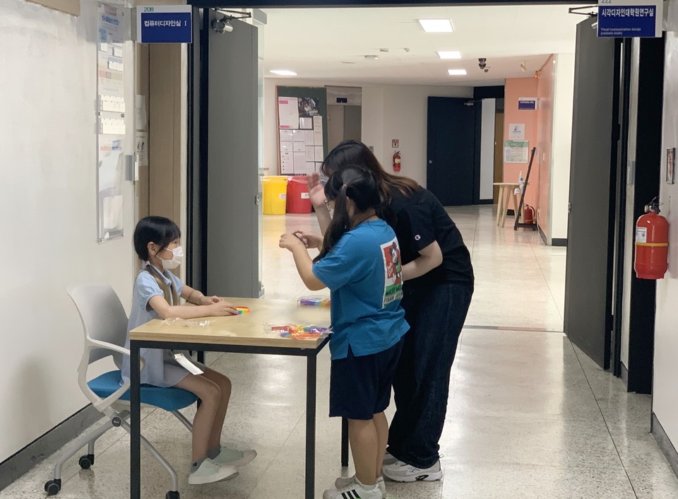 국립 한밭대학교(총장 최병욱)가 지역 청소년을 위해 운영한 ‘한밭 디자인 영재 캠프: 대학생 멘토와 함께하는 도전! 키즈 유튜버!’ 일부 모습./ⓒ한밭대학교