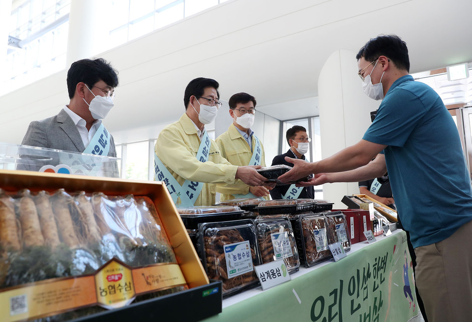 충남도는 인삼 유통 활성화를 위해 수삼 팔아주기 행사, 대형마트 홍보·판촉 등을 중점 추진한다고 밝혔다./ⓒ충남도청