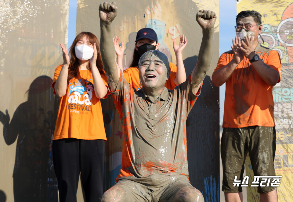 [보령=뉴스프리존]이진영 기자= 21일 보령머드축제D-1을 앞두고 대천해수욕장에서 열린 챌린지에 참여해 머드폭탄을 맞은 김동일 보령시장이 두손을 치켜들고 ‘보령머드가 최고’라며 환한 웃음을 보이고 있다.Ⓒ보령시청