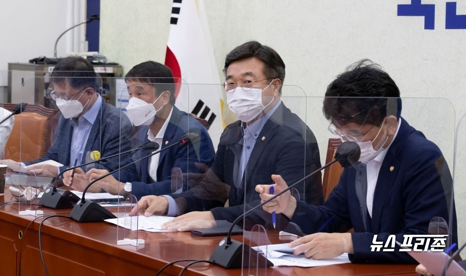 윤호중 더불어민주당 원내대표가 22일 서울 여의도 국회에서 열린 정책조정회의에서 발언하고 있다. ⓒ연합뉴스