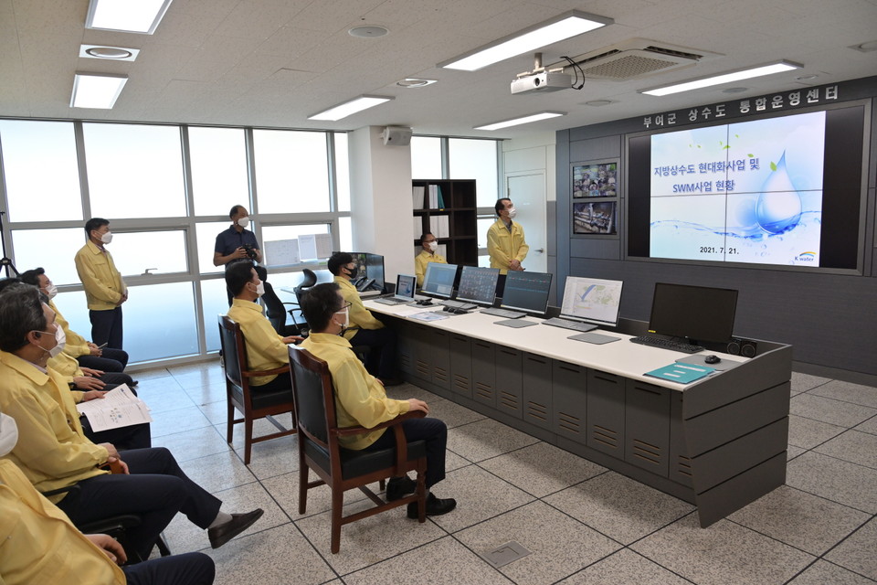 충남 부여군은 지난 21일 홍정기 환경부 차관이 부여읍 일대 지방상수도 현대화사업 현장을 방문해 그린뉴딜 사업인 노후관 정비 현황을 보고 받은 후 스마트 관망관리 기술을 살펴봤다./ⓒ부여군청