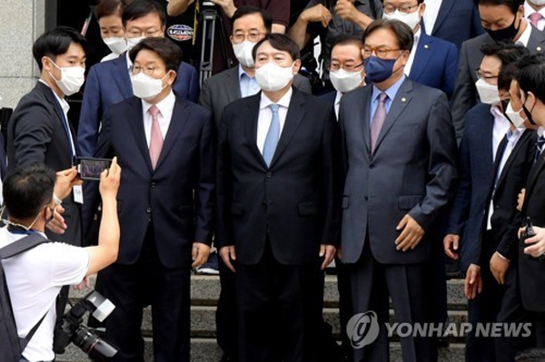 윤석열 전 총장과 가까운 정진석·권성동 의원은 "윤석열이 있어서, 국민의힘이 그나마 미래를 꿈꾸는 정당의 몰골을 갖추게 됐다" "윤석열의 지지도는 당지지도와 비례하고 있다"며 윤 전 총장에 적극 힘을 실어주고 있다. 사진=연합뉴스