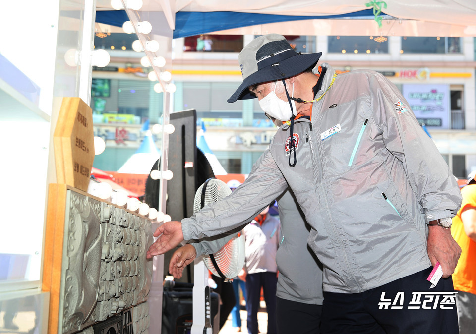 김동일 보령시장이 축제 첫날인 23일 대천해수욕장 머드광장에 조성된 오프라인 축제장을  방문해 머드스프레이 샤워부스와 머드비치케어 현장 및 머드화장품 홍보관을 둘러봤다.Ⓒ보령시청