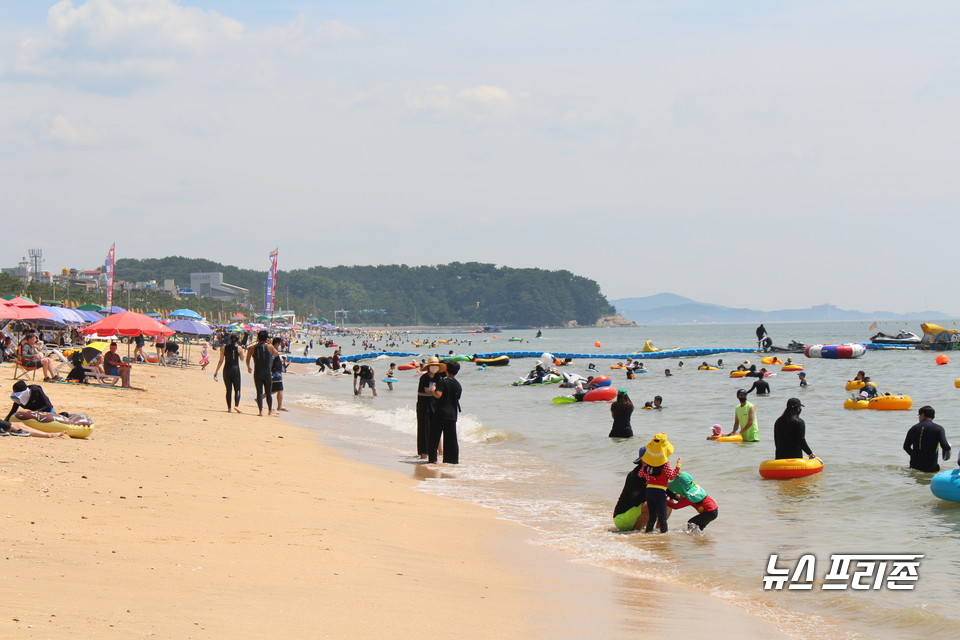 [보령=뉴스프리존] 박성민기자= 폭염경보가 발효된 24일 오후 충남 보령시 대천해수욕장에 여름 더위를 식히러 온 가족과 연인, 친구들로 붐비고 있다./ⓒ박성민기자