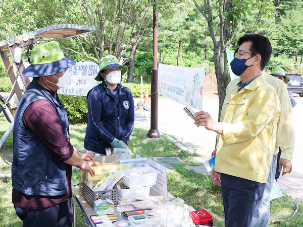 24일 오후 대청호 인근 금강로하스가족캠핑장을 찾은 허태정 대전시장이 코로나 19 방역상황을 점검하고 있다./©대전시