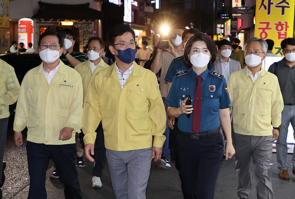 23일 오후 허태정 대전시장이 송정애 대전경찰청장, 장종태 서구청장과 함께 둔산동 갤러리아 백화점 지역을 찾아 음식점, 유흥시설 등에 대한 점검을 하고 있다./©대전시