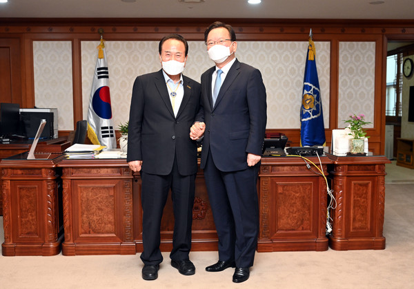 김영만 군위군수는 22일 국무총리실을 방문, 김부겸 국무총리와 면담을 해 군위군의 대구시 편입과 통합신공항 건설 등 지역현안에 대해 설명했다./ⓒ군위군청