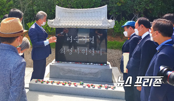 26일 여순사건 여수 유족회원들과 김회재 국회의원이 여순사건 희생자 위령비를 참배하고 사건 당시 가장 피해가 컸던 여수를 평화, 인권 도시로 조성하기 위해 진솔한 이야기를 나누고 있다 (위령비 중심 왼쪽 김회재 국회의원, 오른쪽 서장수 여수 유족회장) / ⓒ 강승호 기자