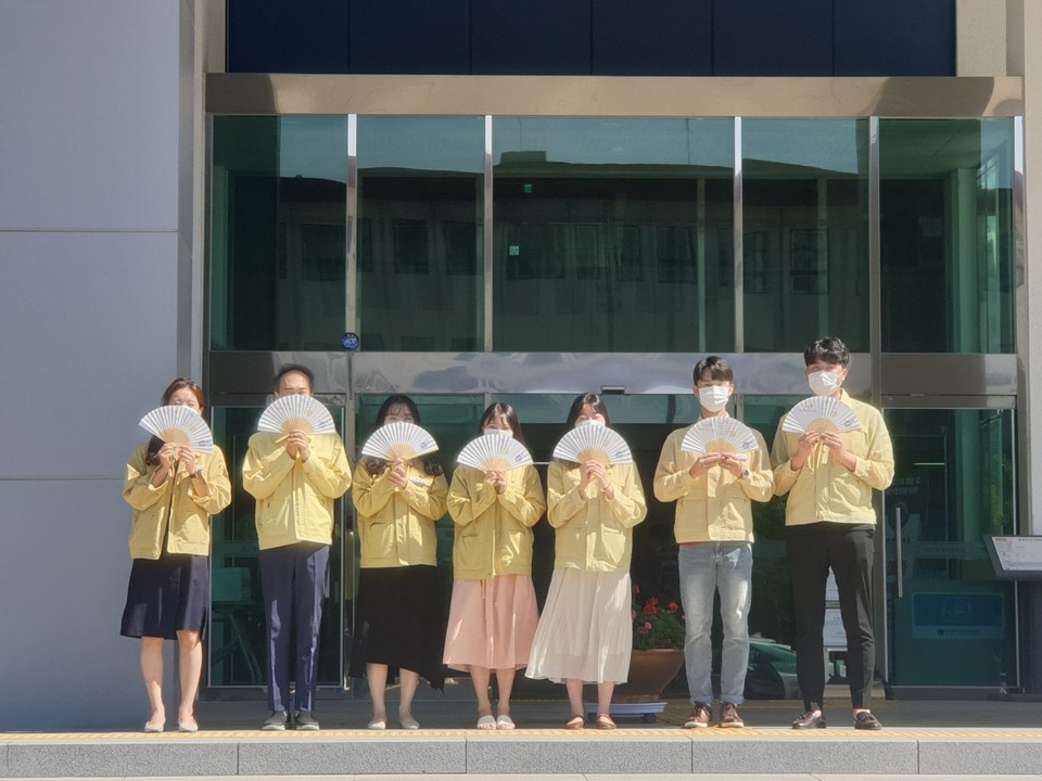 대전동부교육지원청 유덕희 교육장과 직원들이 청렴부채를 들고 '청렴 실천 분위기 확산 및 에너지 절약 생활화“에 나섰다./ⓒ대전동부교육지원청