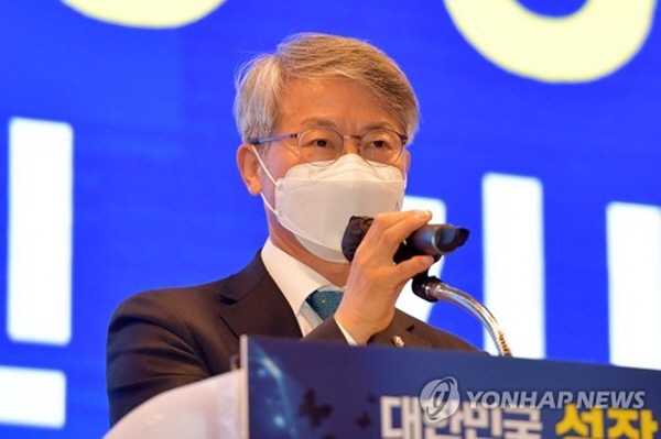 이재명 지사 측 민형배 의원(광주 광산을)은 "이재명 후보는 지역주의를 꺼낸 적이 없다"며 "정말 뜬금없이 지역주의를 소환한 당사자는 바로 이낙연 후보 쪽"이라고 일갈했다. 민형배 의원은 이재명 경기지사의 싱크탱크인 '성공포럼'의 공동대표를 맡고 있다. 사진=연합뉴스