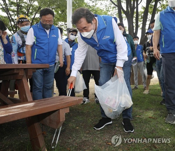 민형배 의원은 이낙연 전 대표를 향해 "민주당 경선을 진흙탕으로 만들어 놓고 금세 유체이탈해서 '조심 또 조심해야 한다'며 뒤로 빠지고 있다"며 "품격을 가장한 위선의 좋은 사례일 뿐"이라고 질타했다. 사진=연합뉴스