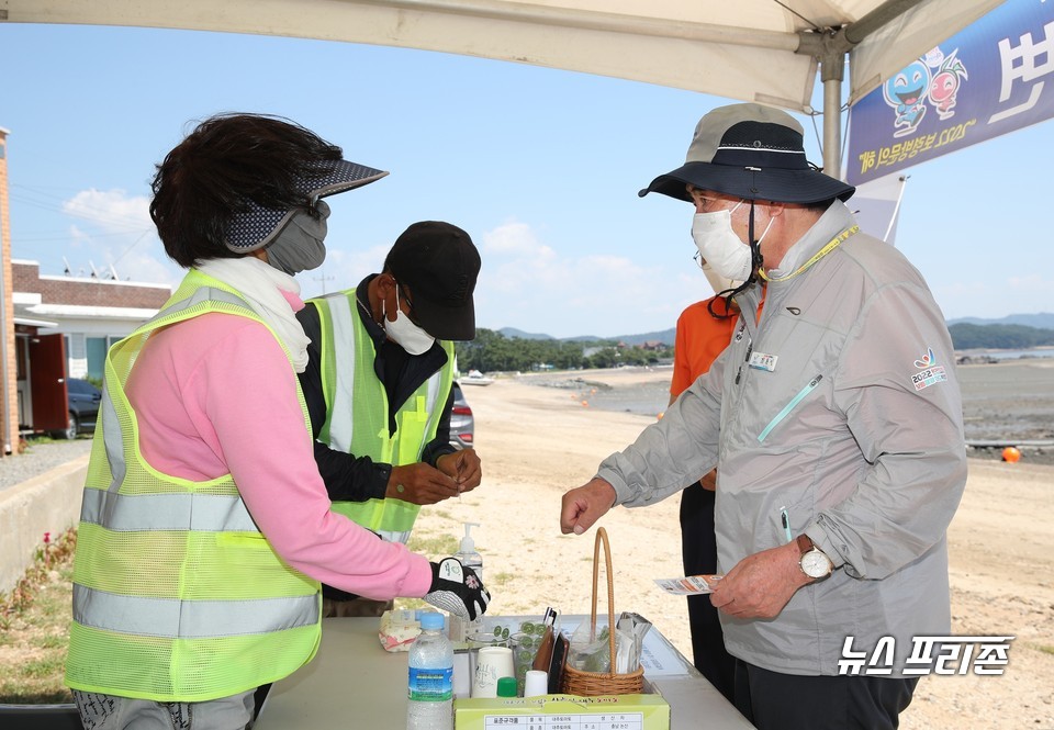 27일 김동일 보령시장이 여름철 피서지에 대한 방역을 점검하고 근무자를 만나 격려 했다.Ⓒ보령시청 