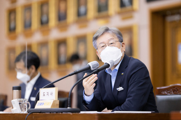 이재명 경기도지사가 지난 27일 경기도청에서 확대간부회의를 주재하고 있다. / 연합뉴스