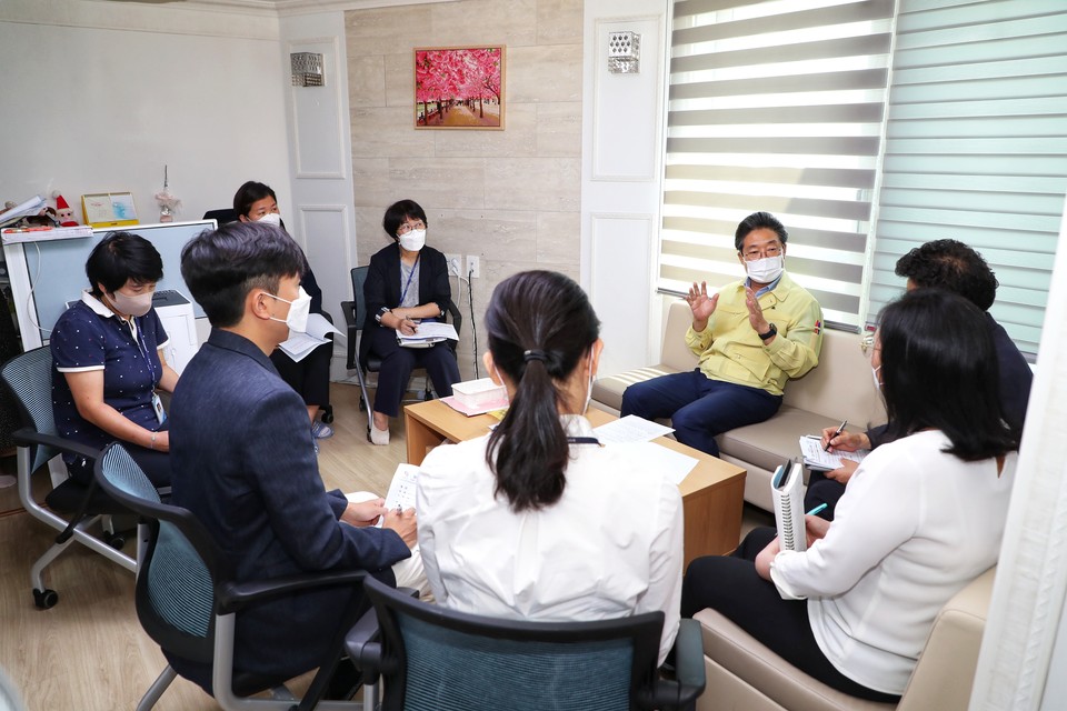 김홍장 당진시장은 지역 내 가정폭력, 성폭력 피해자 현황 등을 파악하고 어려움에 대한 현장의 소리를 듣고자 27일 당진시 폭력예방상담소를 방문했다./ⓒ당진시청