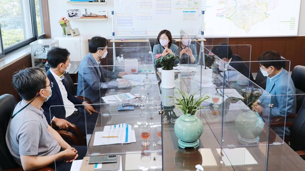 한국폴리텍대학은 김보라 안성시장과 송석두 한국폴리텍특성화대학장 등이 시청 회의실에서 안성 미래발전을 위한 간담회를 가졌다./ⓒ한국폴리텍대학