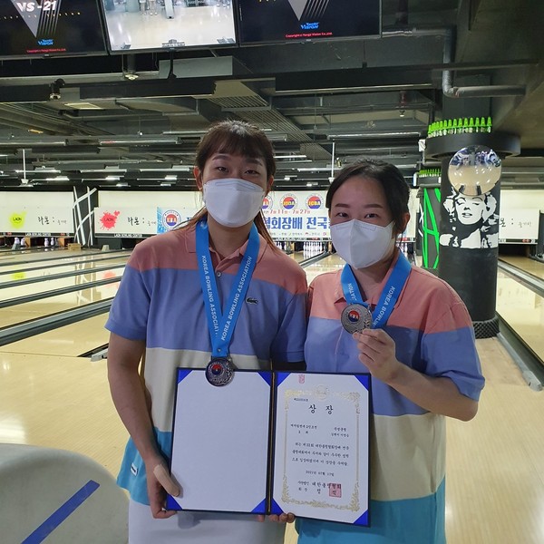 제22회 대한볼링협회장배 전국볼링대회에서 금메달을 차지한 김현미(右) 선수와 은, 동메달은 차지한 이영승(左) 선수(사진=곡성군청)