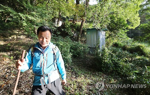 과거 유력 정치인이었던 손학규 전 의원은 무언가 정치적 결단을 내릴 때마다, 초대형 사건이 뒤이어 터지면서 행보가 묻히곤 했다. 그는 정계은퇴 선언 후 칩거했던 전남 강진 만덕산에서 2년여가 지난 2016년 10월 하산하며 정계 복귀 및 개헌을 제안했는데, 그로부터 며칠 뒤 모든 이슈를 빨아들이는 '박근혜-최순실 국정농단'이 터지며 여론의 관심에서 멀어졌다. 사진=연합뉴스