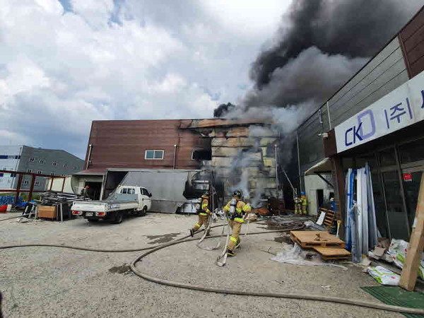 지난달 31일 오후 5시 37분쯤 충남 천안시 서북구 직산읍 모시리의 한 중문 제작공장에서 불이 나 2시간 만에 진화됐다./ⓒ천안서북소방서