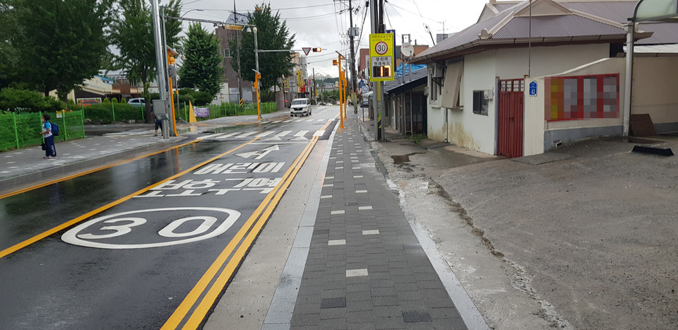 충남 홍성군은 지난 2년간 초등학교, 시장 주변의 교통사고가 많이 발생한 교차로 등을 대상으로 선진 도로설계 기법을 활용한 교통안전 개선사업을 추진했다./ⓒ홍성군청